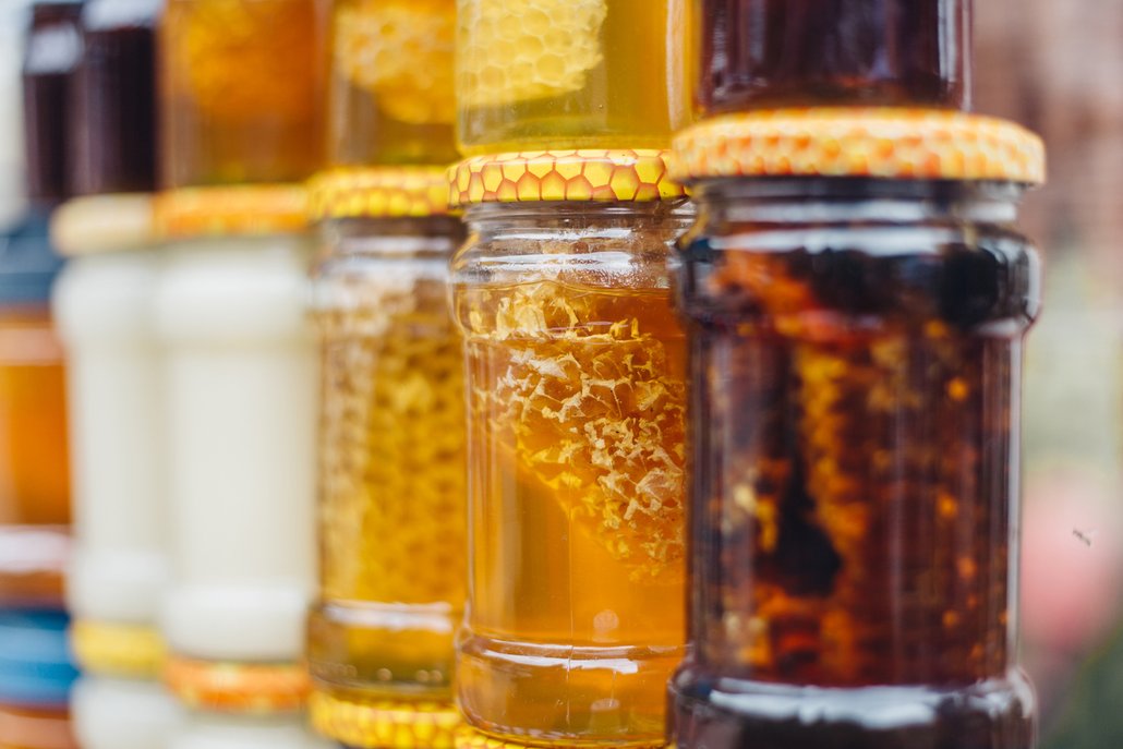 Různé druhy medů se liší barvou, chutí i konzistencí.
