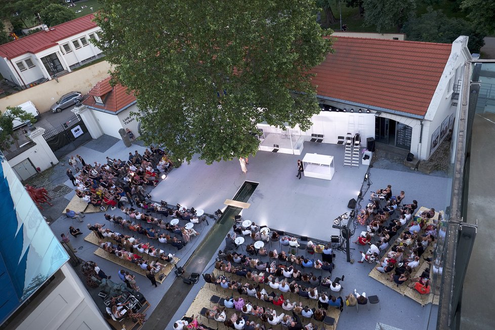 Meda, představení uvedené na letní scéně Musea Kampa k 100. narozeninám Medy Mládkové. - Z premiéry.