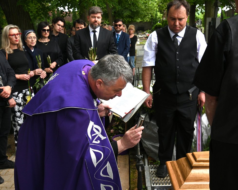 Rozloučení s Medou Mládkovou na hřbitově v Rosicích (24.5.2022)