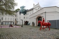 Museum Kampa slaví 20 let! Nabídne skleněné sochy či módní přehlídku