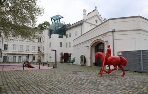 Museum Kampa slaví 20 let! Nabídne skleněné sochy či módní přehlídku