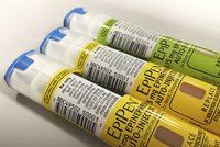 Alergici, pozor: Firma stahuje injekční pero, se záchranou života nepomůže