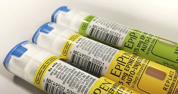 Alergici, pozor: Firma stahuje injekční pero, se záchranou života nepomůže