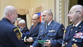 Bývalý ředitel Letecké záchranné služby AČR Michal Mareček dostal čestnou medaili.