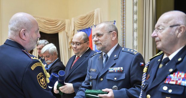 Bývalý ředitel Letecké záchranné služby AČR Michal Mareček dostal čestnou medaili.
