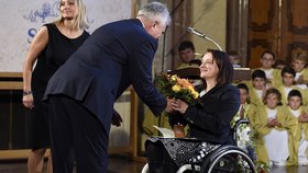 Předávání stříbrných medailí za rok 2015 v Senátu: Ředitelka České asociace paraplegiků Alena Jančíková