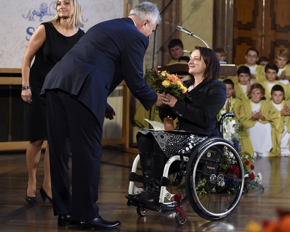Předávání stříbrných medailí za rok 2015 v Senátu: Ředitelka České asociace paraplegiků Alena Jančíková