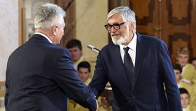 Předávání stříbrných medailí za rok 2015 v Senátu: Herec Jiří Bartoška