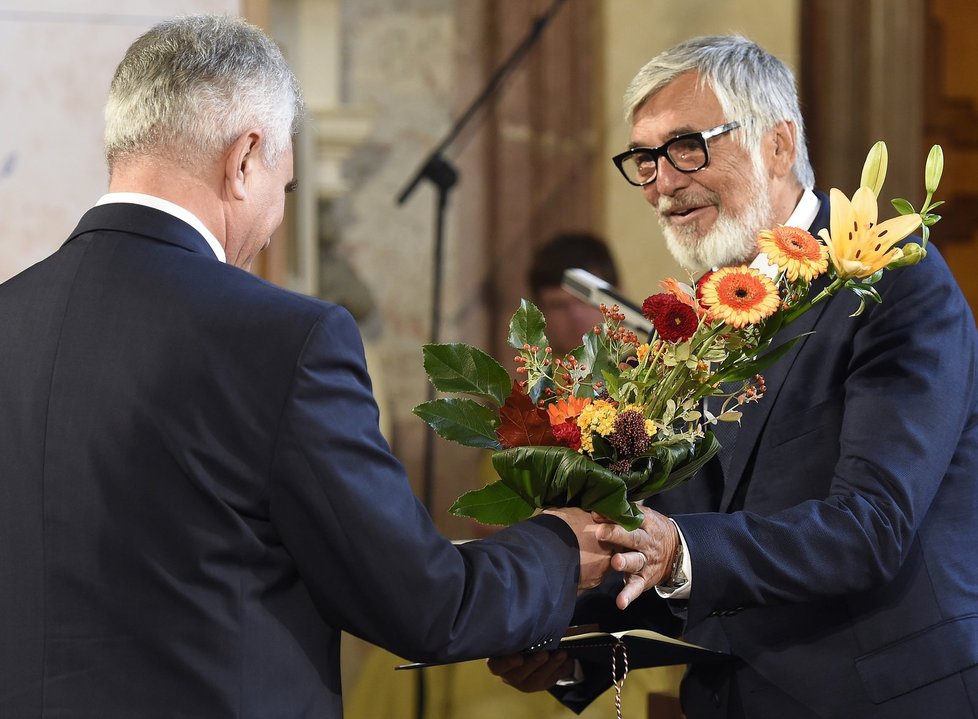 Jiří Bartoška přebírá ocenění a kytici z rukou šéfa Senátu Milana Štěcha