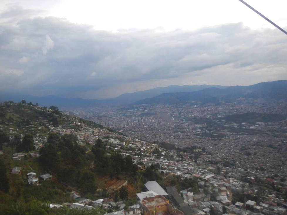 Pohled na Medellín rozkládající se na náhorní plošině ve výšce 1600 metrů nad mořem