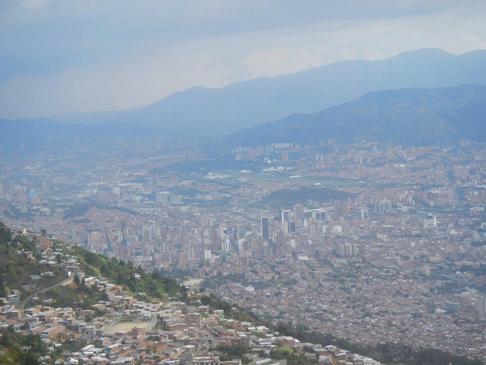 Pohled na Medellín rozkládající se na náhorní plošině ve výšce 1600 metrů nad mořem