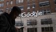 Akcie Alphabetu, tedy mateřské firmy Googlu, Facebooku a Applu se propadly během čtvrtečního výprodeje o více než tři procenta.