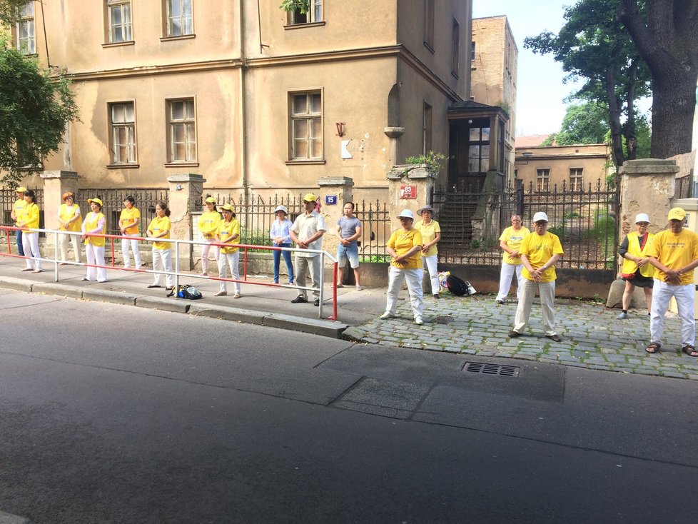 Před budovou čínské ambasády v Praze protestovali vyznavači meditace Falun Gong.