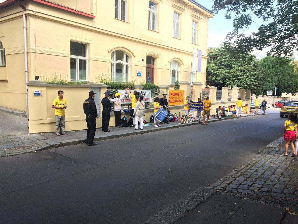 Před budovou čínské ambasády v Praze protestovali vyznavači meditace Falun Gong.