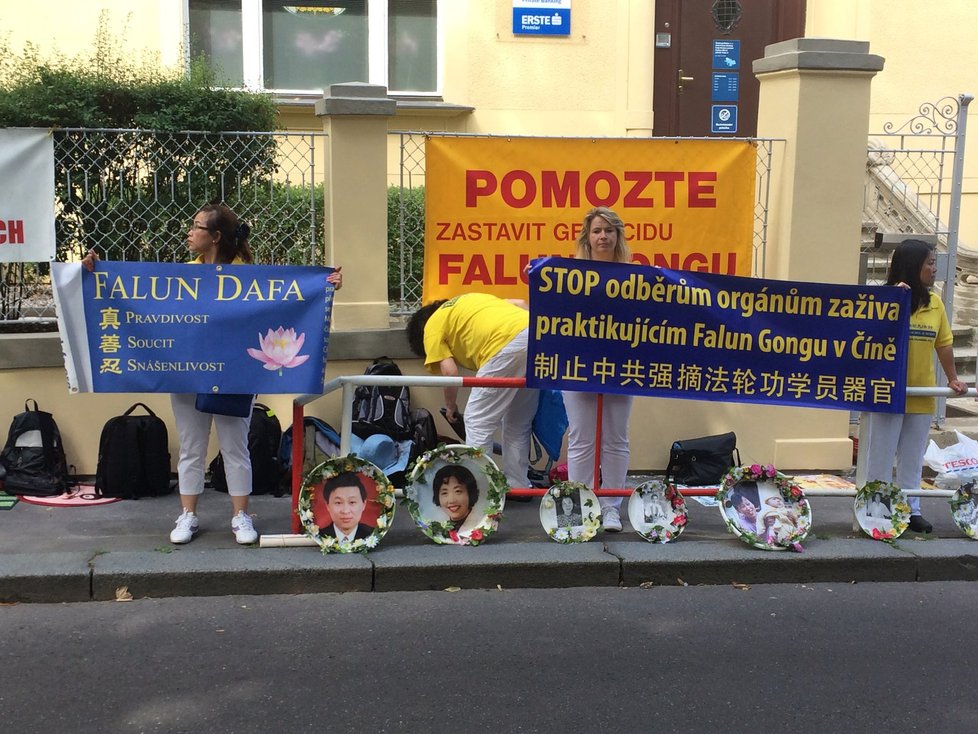 Před budovou čínské ambasády v Praze protestovali vyznavači meditace Falun Gong.