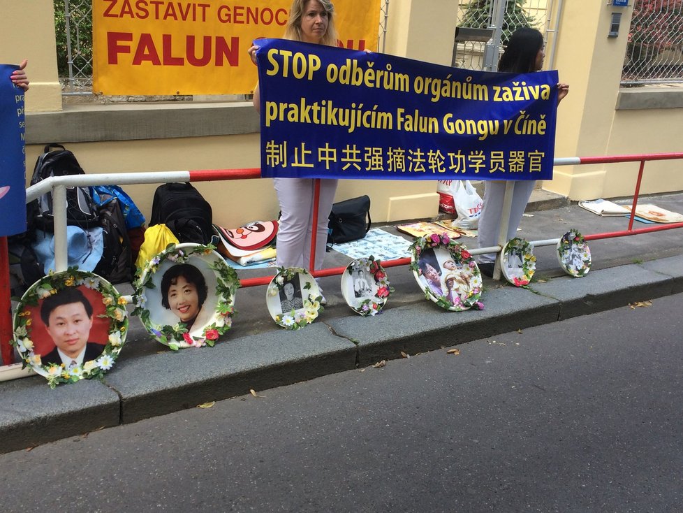 Před budovou čínské ambasády v Praze protestovali vyznavači meditace Falun Gong.