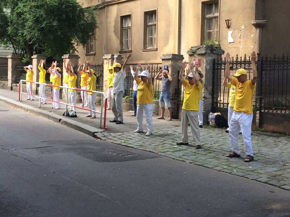 Před budovou čínské ambasády v Praze protestovali vyznavači meditace Falun Gong.