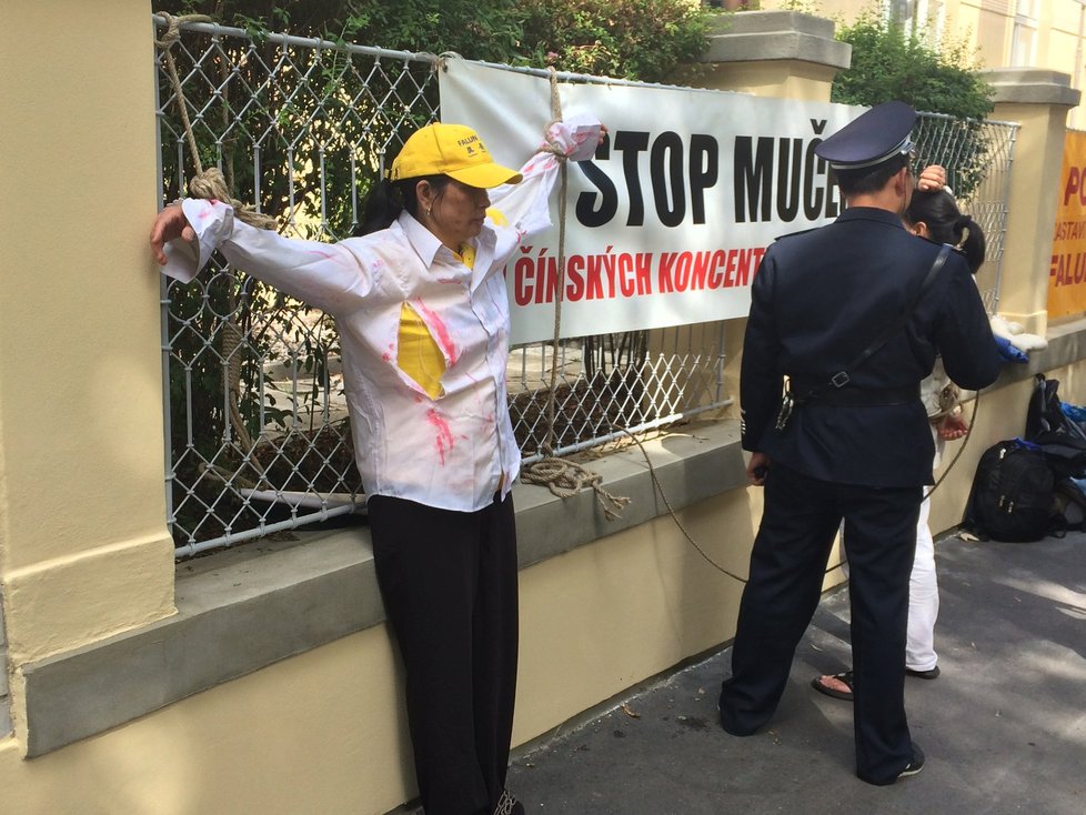 Před budovou čínské ambasády v Praze protestovali vyznavači meditace Falun Gong.