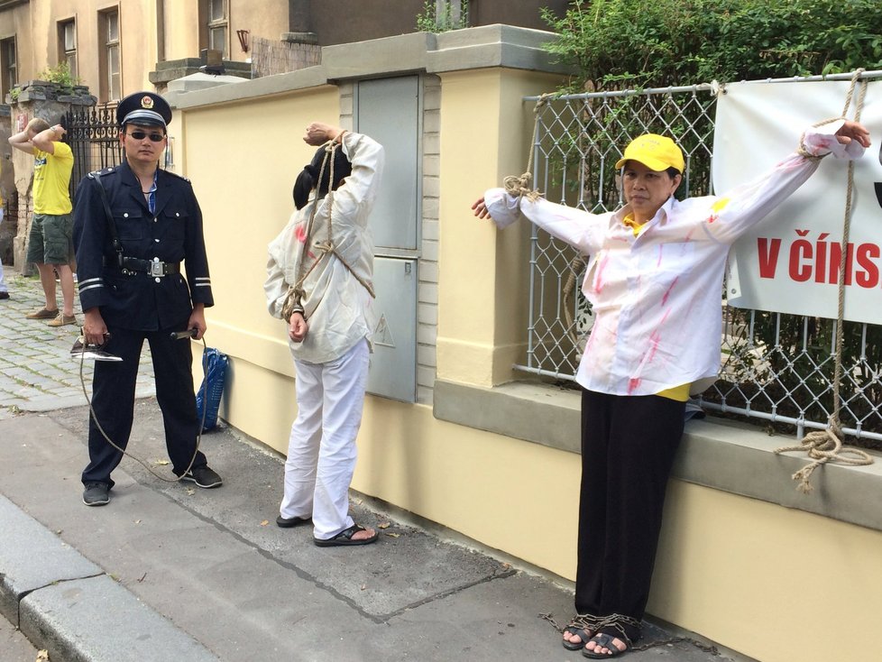 Před budovou čínské ambasády v Praze protestovali vyznavači meditace Falun Gong.