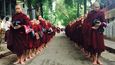 Mladí mniši čekají na svou porci rýže k obědu