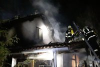 Požár v kůlně se převalil na střechu: Plameny sežehly dům, hasili ho tři hodiny
