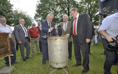 Zeman otevírá stezku poklepáním medovou lžičkou na sto let starý medomet.