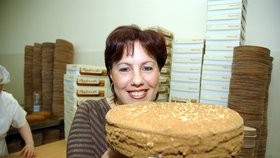 Svůj recept nejznámější pekařka medovníků u nás - Marianna Khibovská - neprozradí, ale máme jiný.