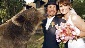 Když hledal dobrodruh svědka, bylo hned jasno. Na svatbě nemohl 450kilový grizzly chybět.
