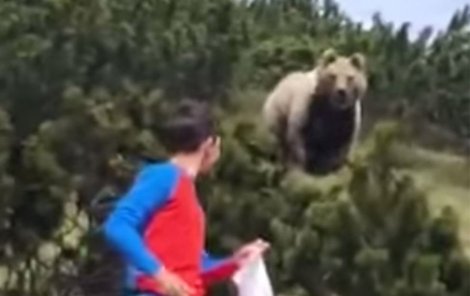 Děsivé záběry natočil chlapcův strýc. Zvíře se několikrát dokonce postavilo na zadní! Alessandro kráčel zcela v klidu a na medvěda v zádech se jen párkrát ohlédl.
