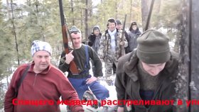 Ruský politik zastřelil z blízké vzdálenosti medvěda, který hibernoval. Chtěl vyzkoušet pušku, kterou dostal k narozeninám.
