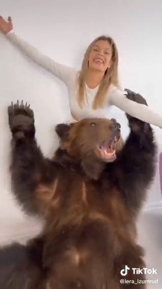 TikTokerka Valeria Tatarintseva do svého bytu vzala obřího medvěda, aby rozveselil jejího syna.