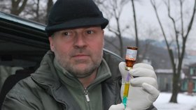 9.50: Veterinář Stanislav Mazánek si v Bratislavě chystá uspávací injekci...