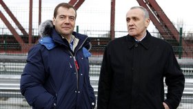 Prezident autonomní Abcházie Alexander Ankvab (vpravo) s ruskou hlavou státu, Dmitrijem Medveděvem: : Rusko je jednou z mála zemí, která uznává samostatnost Abcházie
