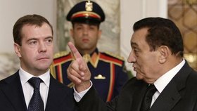 Ruský prezident Medveděv (vlevo) se také vyjádřil k Mubarakově rezignaci