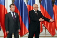 Medveděv přistál v Praze, setkal se s Klausem