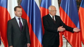 Ruský prezident Medveděv přiletěl do Česka. Hned po příletu se setkal s prezidentem Klausem