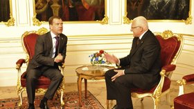 Ruský prezident Medveděv přiletěl do Česka. Hned po příletu se setkal s prezidentem Klausem