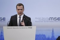 „Přichází druhá studená válka,“ hřměl Medveděv. Může za to prý NATO
