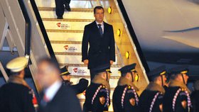 Medveděv sestupuje z letadla. Do Prahy dorazil na dvoudenní návštěvu