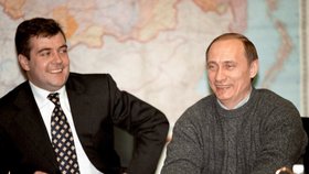 Dmitrij Medveděv jako šéf kampaně Putinovi pomohl vyhrát jeho první volby (27. 3. 2000).