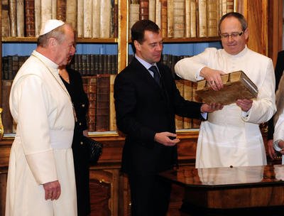 ... kde prezident Medveděv přebral pamětní knihu, do které se za chvíli podepíše. Po jeho návštěvě tak zůstane pamatáka doslova černá na bílém