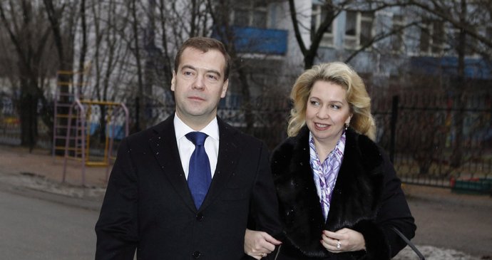 Medveděv do Čech dorazí i se svou manželkou Světlanou. První pár Ruska pak bude vozit pancéřovaná limuzína přezdívaná Hroch.