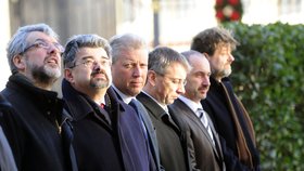Návštěva Medveděva je pro Jiřího Bessra (uprostřed) takovou politickou rozlučkou