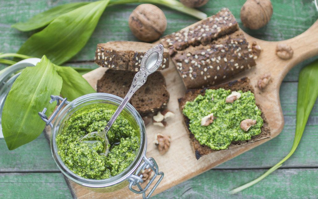 Pesto z medvědího česneku využijete i namazané na křupavý chléb.