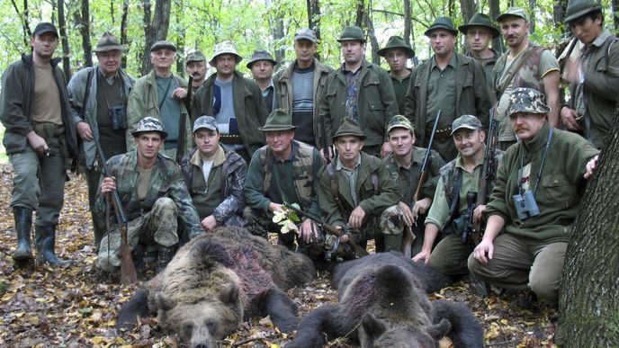 Rumunští lovci se skolenými medvědy
