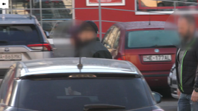 Policie vyvádí z auta muže, který se pokusil o založení požáru v obci Medzilaborce