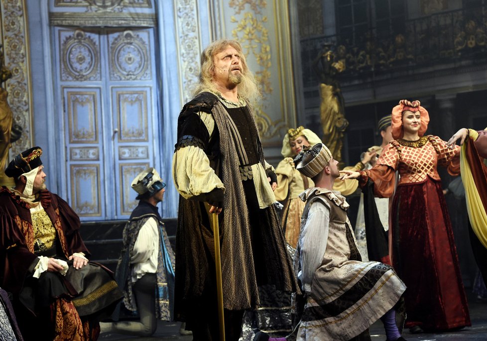 Josef Vojtek jako Faust starší v muzikálu Mefisto