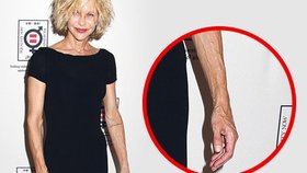 Herečka Meg Ryan to přehnala s posilováním. Na rukách má viditelné žíly