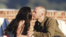 Herci Megan Fox (24) a Dominic Monaghan (37) si, jak se zdá, dokázali natáčení klipu užít