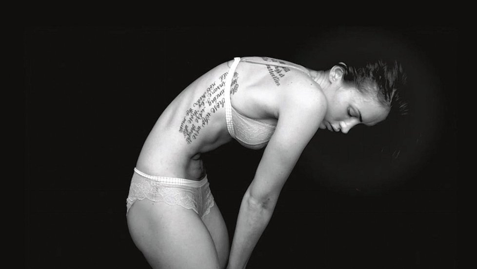 Na svém těle má herečka několik tetování, nechybí mezi nimi romantické verše, portrét Marilyn Monroe či různé symboly